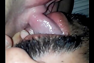 Novinha levando uma chupada na sua pepeka com piercing na língua 2 min