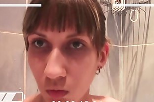 Ugly Face foamy fingering session in bathtub
