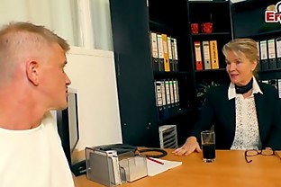 deutsche reife sekritärin verführt jungen mann im büro zum sex