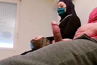 Pervert doctor puts a hidden camera in his waiting room, this muslim slut will be caught red-handed with empty French ball 6 min