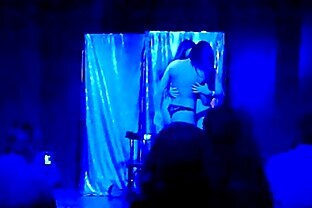 Striptease de Daiana Antivero y Andru Olivera en el Teatro 2 min