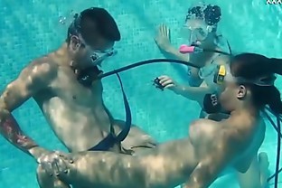 Trimmed pussy Daddy doing Fake underwater