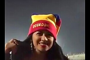 Ecuatoriana enseñando las tetas en partido de futbol