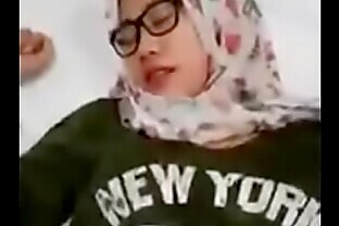Jilbab cantik nyepong di hotel sama selingkuhan