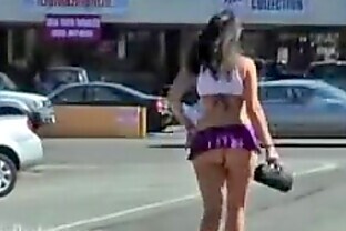 Linda colita en mini falda, muestra su culito en la calle