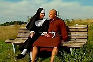 Junge geile Nonne Diana auf Parkbank gefickt -