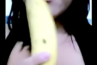 Putinha babando com banana
