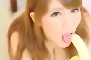 Garota Asiatica "comendo" Banana