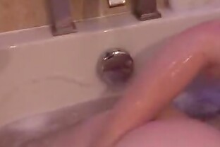 Bbw in the bathtub masturbating