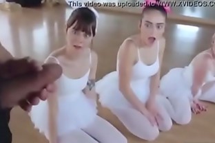 Três pequenas bailarinas adolescentes fodidas por seu professor. Mais videos em