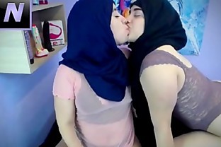 2 Lesbian Muslim Girls Kissing on Webcam Showing Arab Ass  Naseera